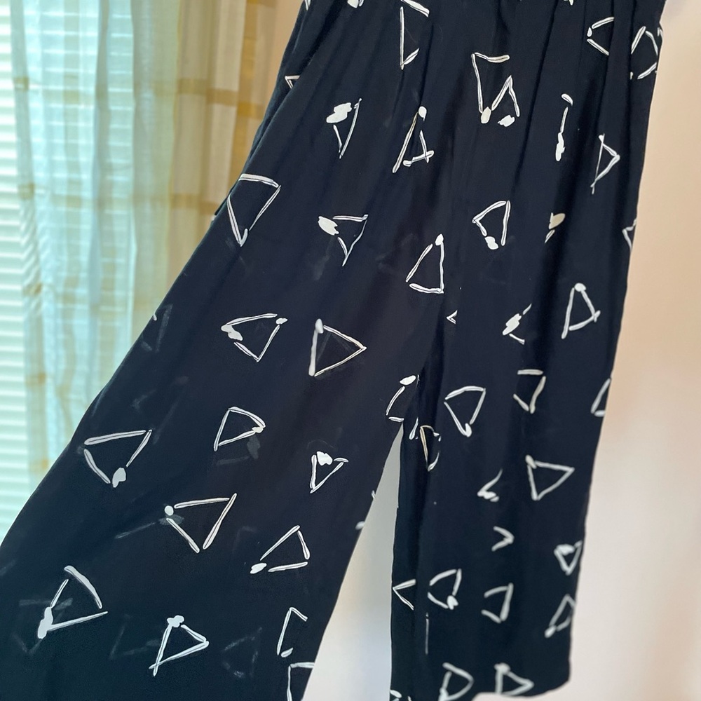 Elegant Black and White Culottes and Top Made of Rayon Size 10